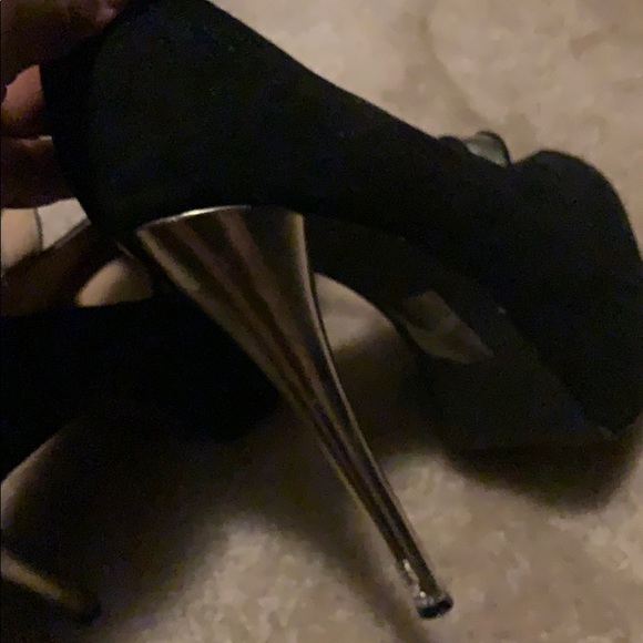 Suede cross strap 4.5 inch pump size 9.5 - Picture 3 of 4